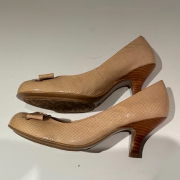 New beautiful cream Sofft heels with front bow, textured finish. Sz 7.5 - Picture 4 of 5